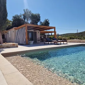 Villa Sunny, Klismata
